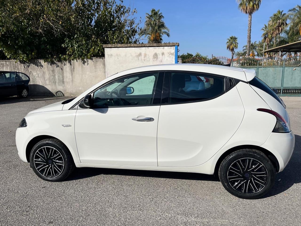 Lancia y 1.0 hybrid- 69 cv -km 69000-06/2022