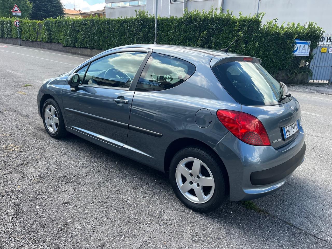 Peugeot 207 1.4 88CV 3p. ONE Line
