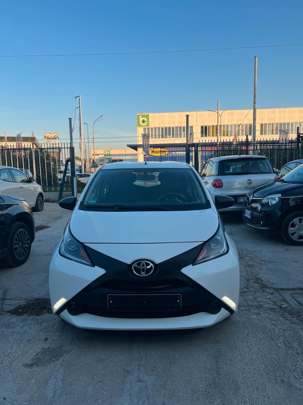 Toyota Aygo 1.0 VVT-i 69 CV 5 porte x-play TSS