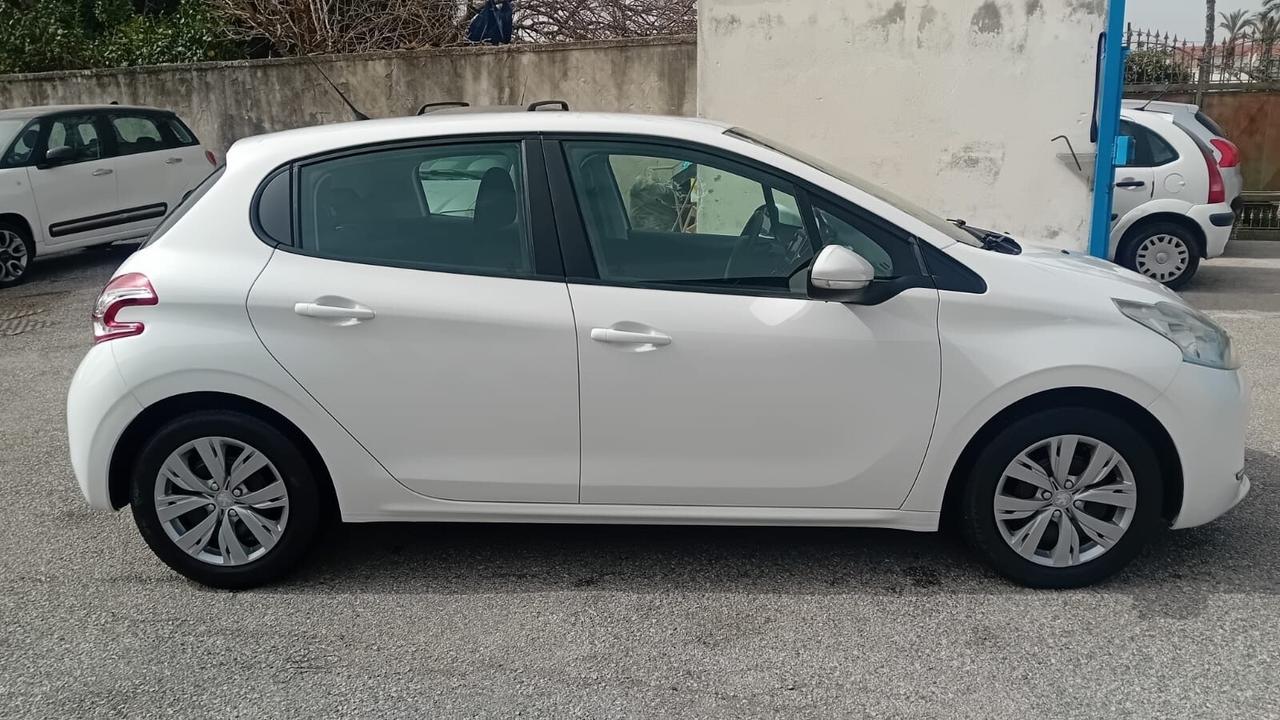 Peugeot 208 -1.4 hdi -5P-full-2013
