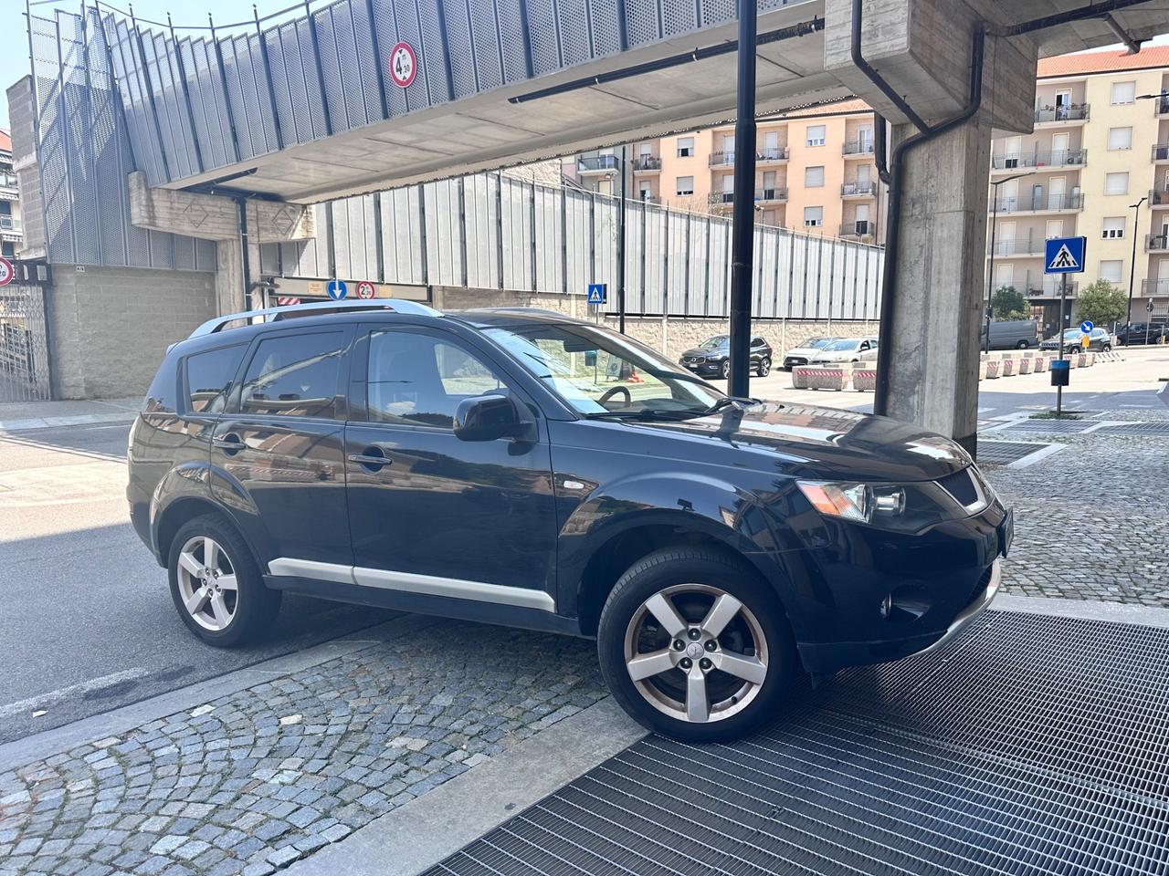 Mitsubishi Outlander 2.0 DI-D un vero 7 posti 4x4