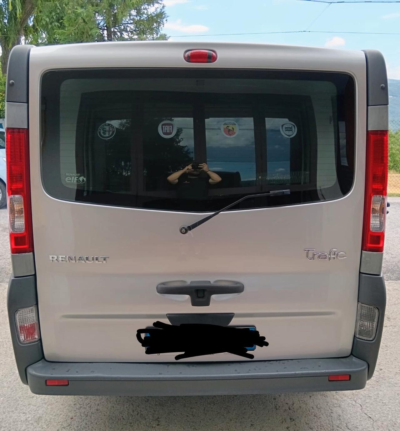 Renault Trafic. 9 posti