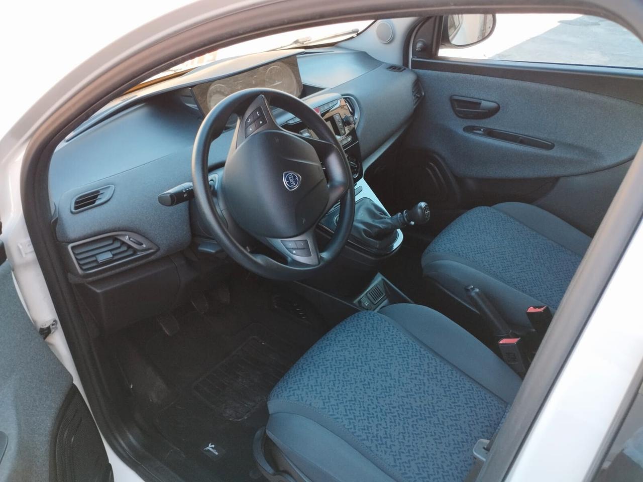 Lancia Ypsilon 1.0 FireFly 5 porte S&S Hybrid Ecochic Silver