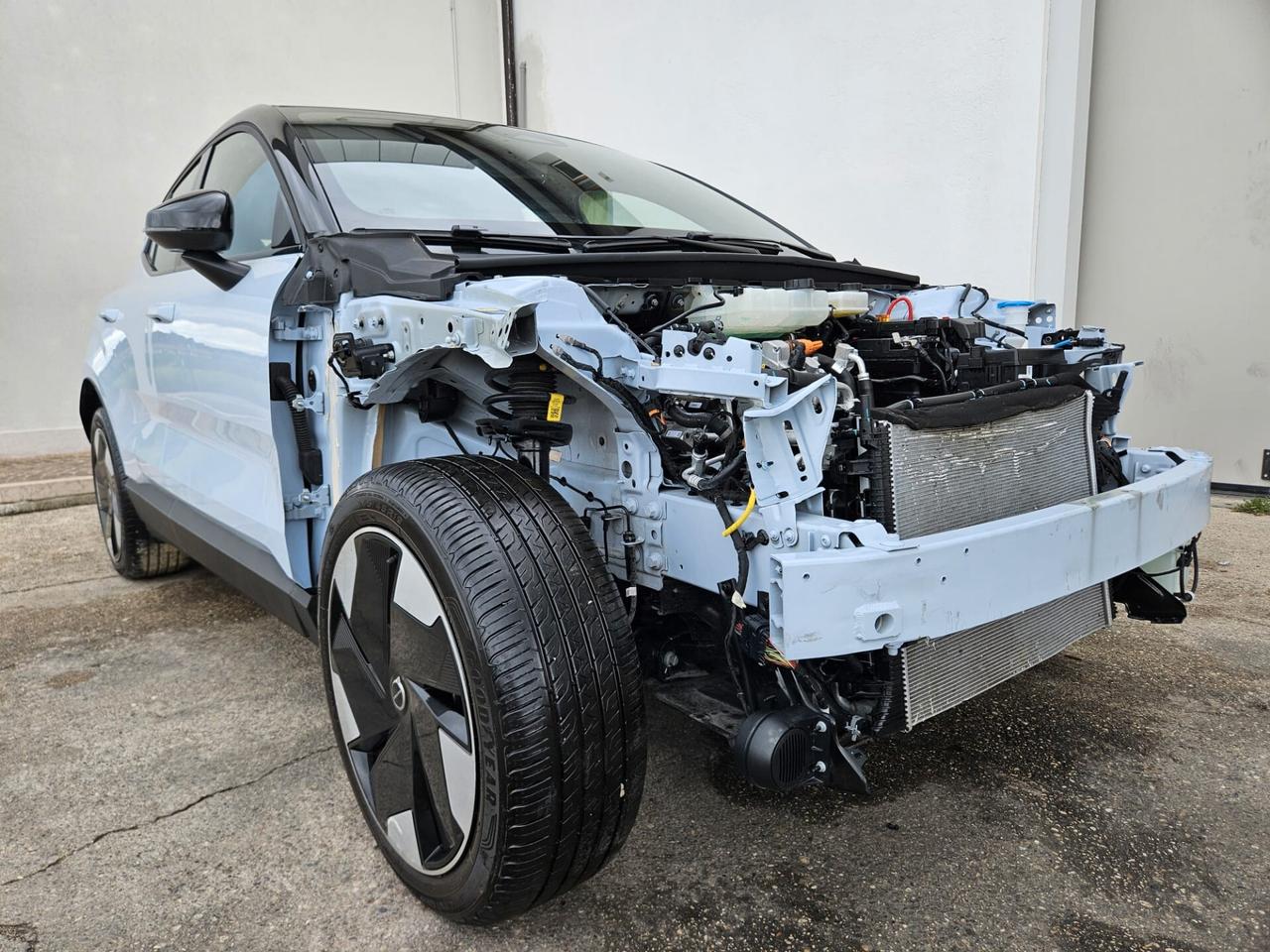 Volvo EX30 single motor Extended Range Plus rwd INCIDENTATA