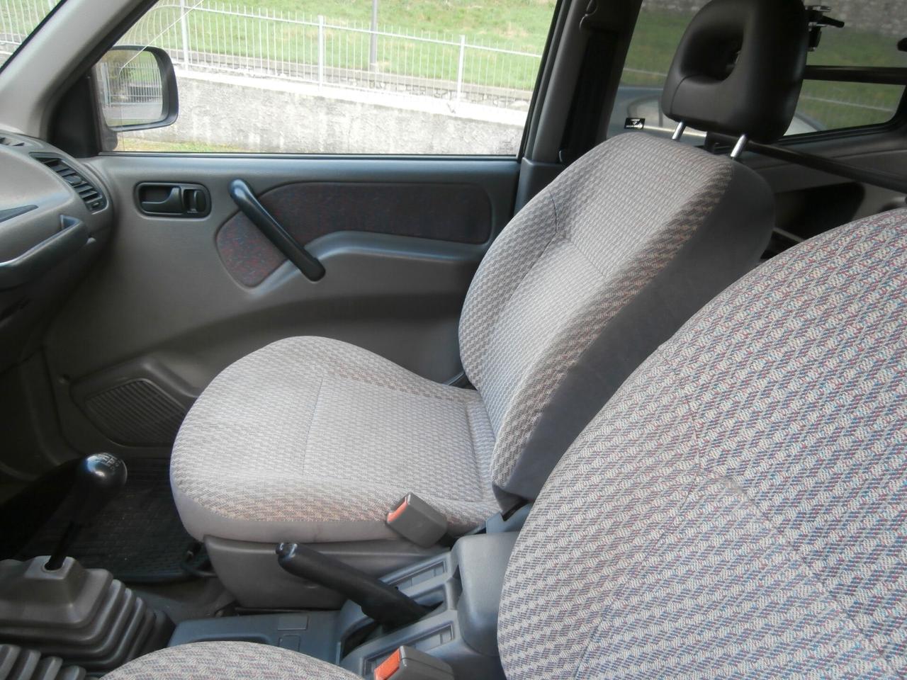 Nissan Terrano II 2.7 Autocarro 3 porte Leggi testo