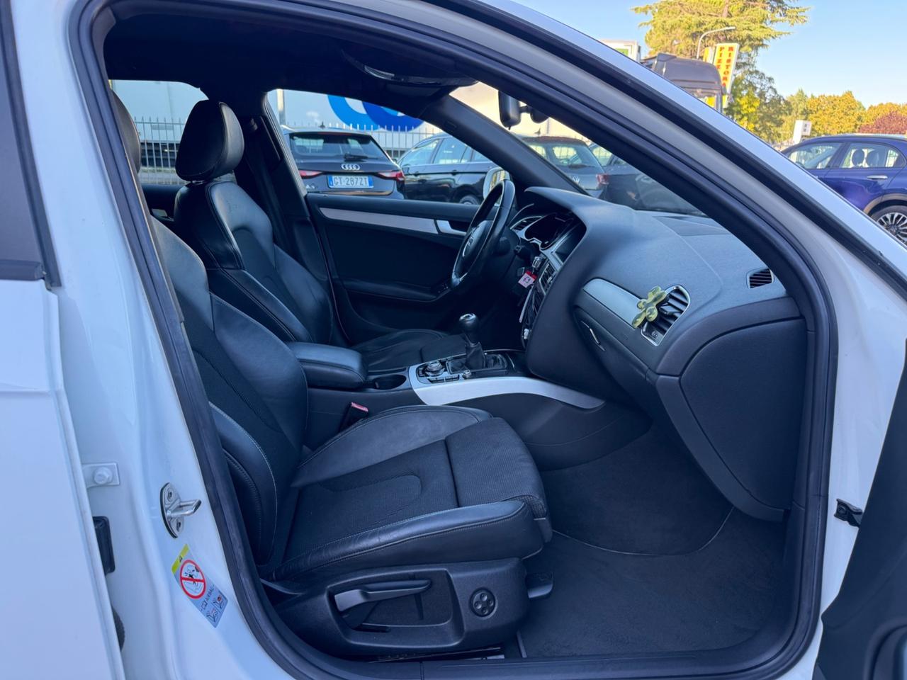 Audi A4 Avant 2.0 TDI 177CV s-line interno/esterno