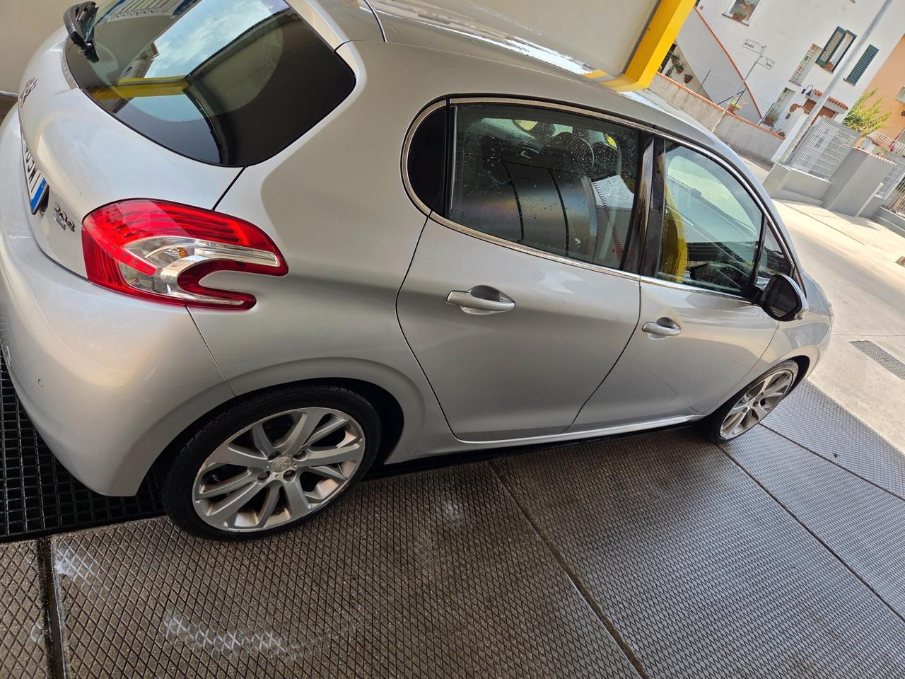 Peugeot 208 1.6 e-HDi 115 CV Stop&Start 5 porte Allure