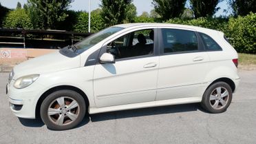MERCEDES CL. B 180 LEGGI BENE
