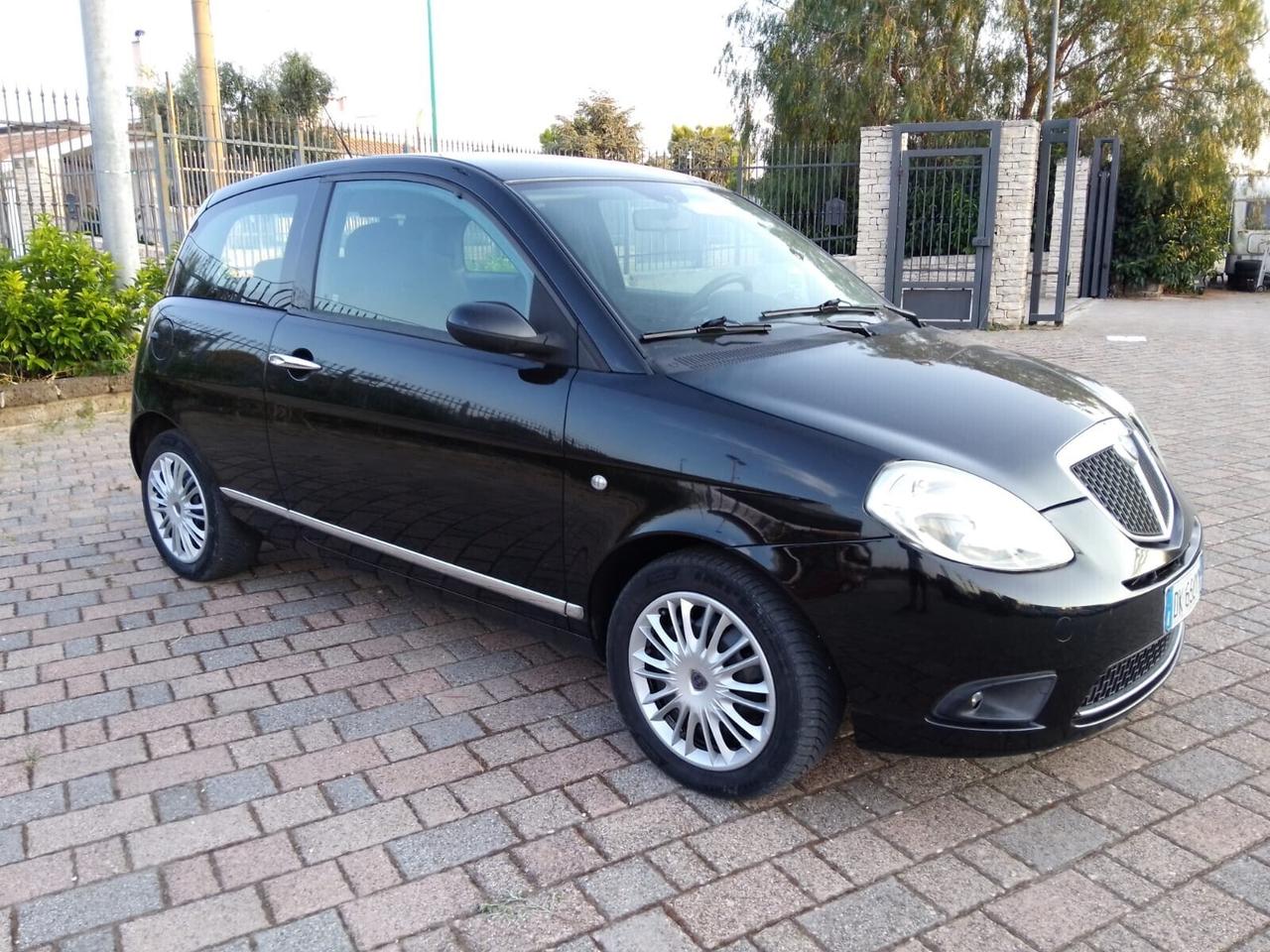 Lancia Ypsilon 1.3 MJT 75 CV Oro