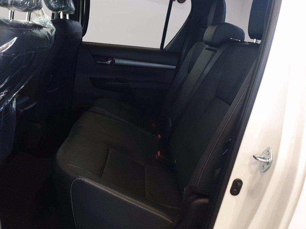 TOYOTA Hilux 2.8 d-4d 48v double cab invincible auto del 2026