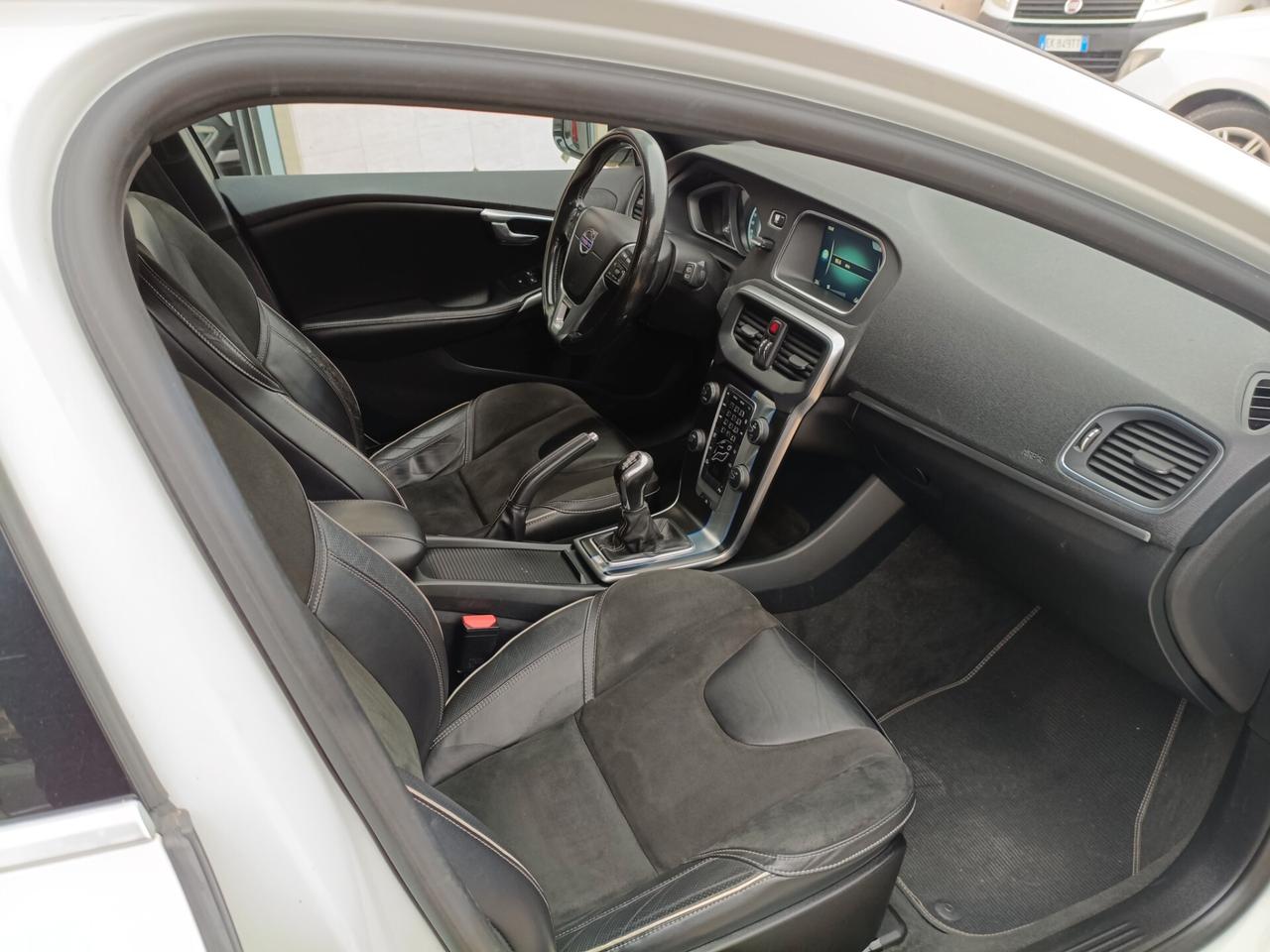 Volvo V40 D2 R-design Momentum