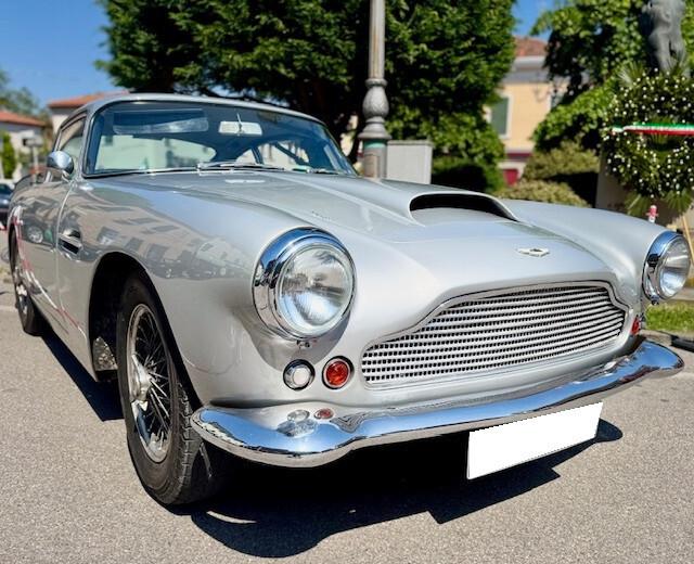 Aston Martin DB4 3.7 SUPERLEGGERA