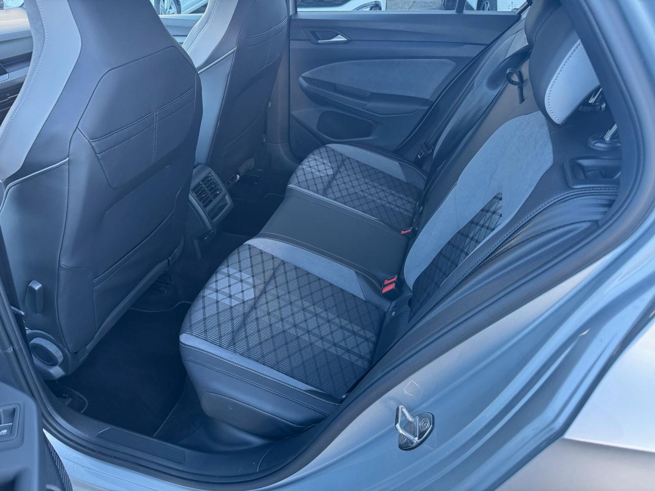 Volkswagen Golf 1.5 etsi evo R-Line 150cv dsg / NO VINCOLI