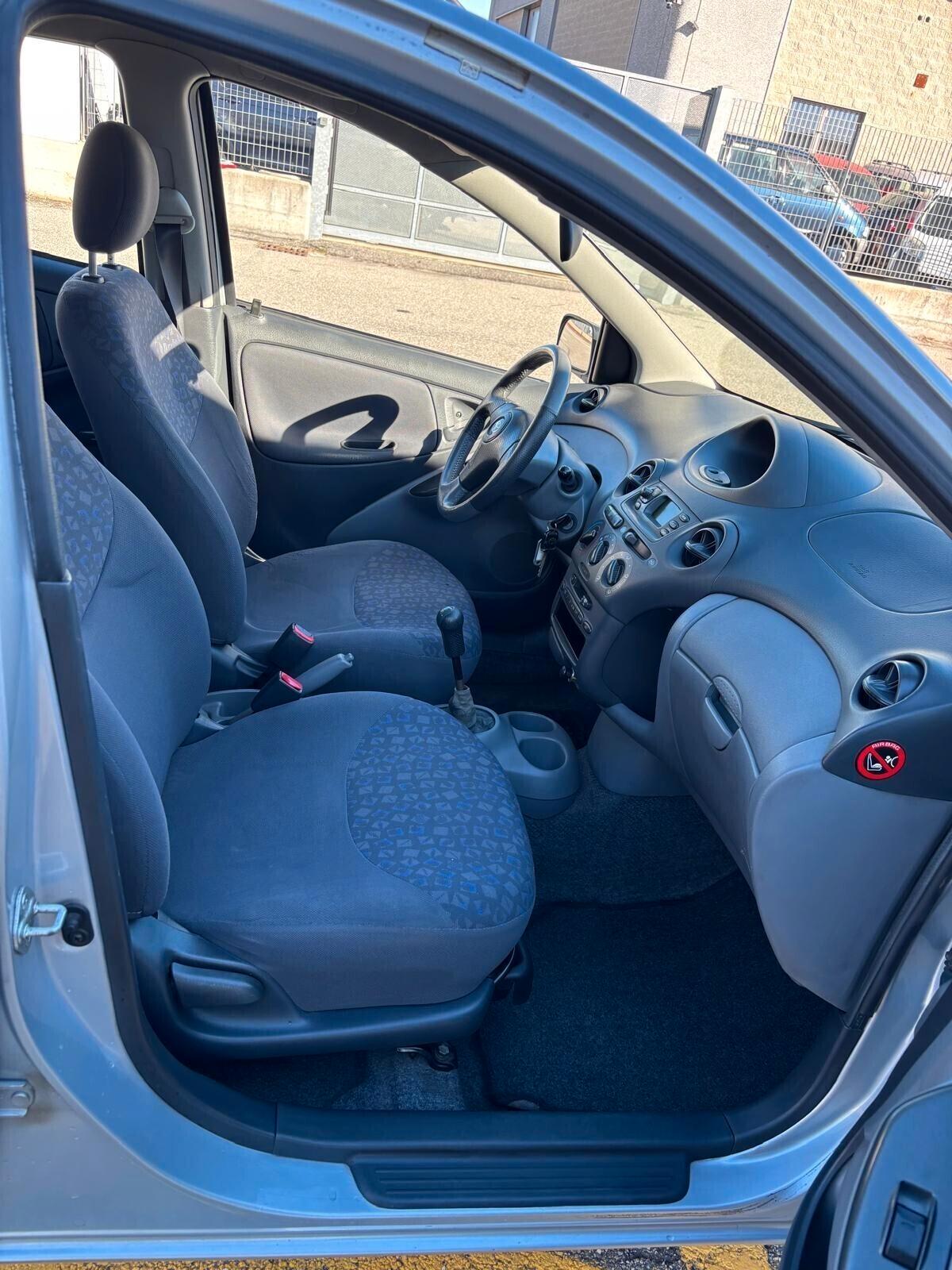 Toyota Yaris 1.3i 16V cat 5 porte SOL ADATTA AI NEOPATENTATI