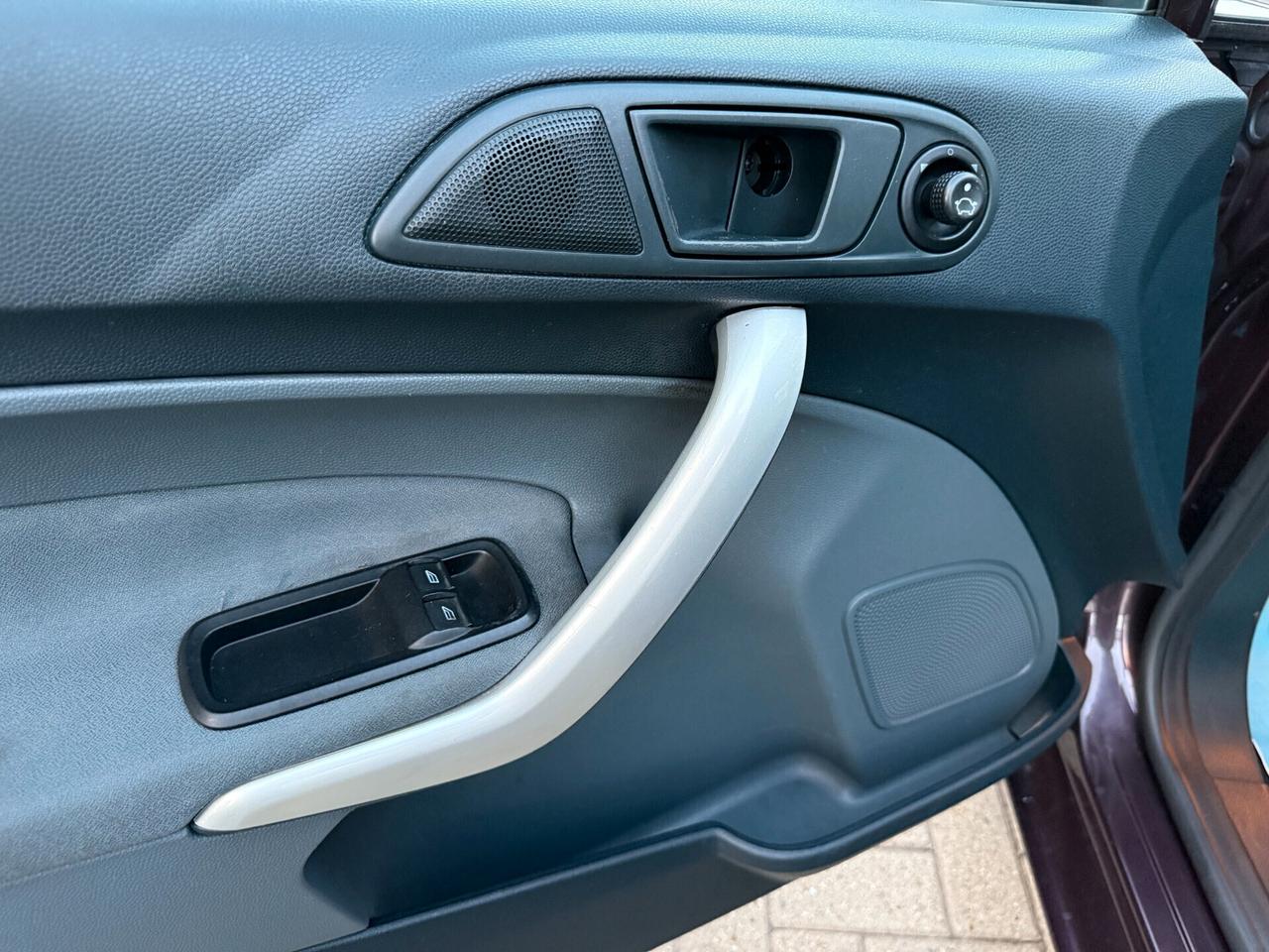 Ford Fiesta 1.4 5 porte Bz.- GPL Titanium - NeoPatentati