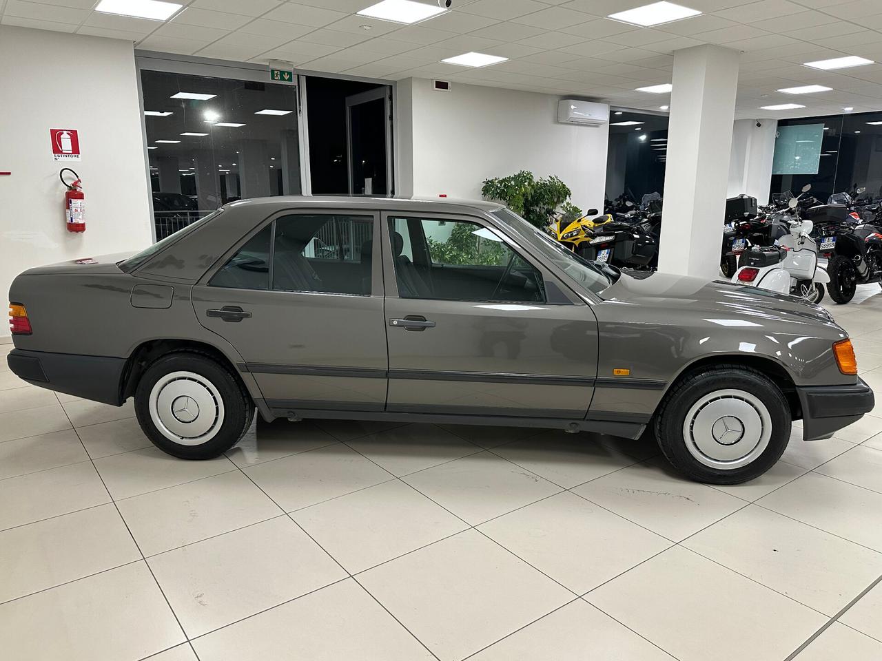 Mercedes-benz 200 E benzina Berlina 122 CV - 1986