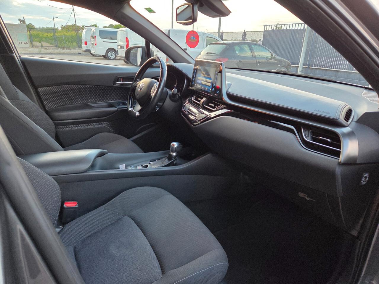 Toyota C-HR 1.8 Hybrid E-CVT Active