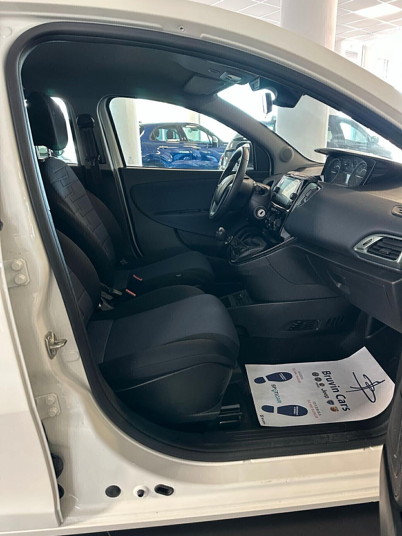LANCIA YPSILON 1.0 HYBRID 70CV 2024 PLATINO