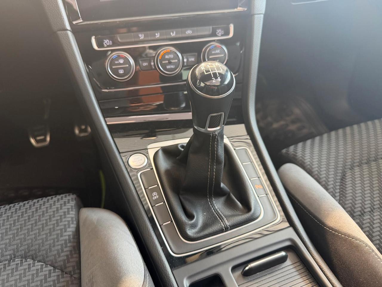 Volkswagen Golf 1.6 TDI R-LINE FULL OPTIONAL