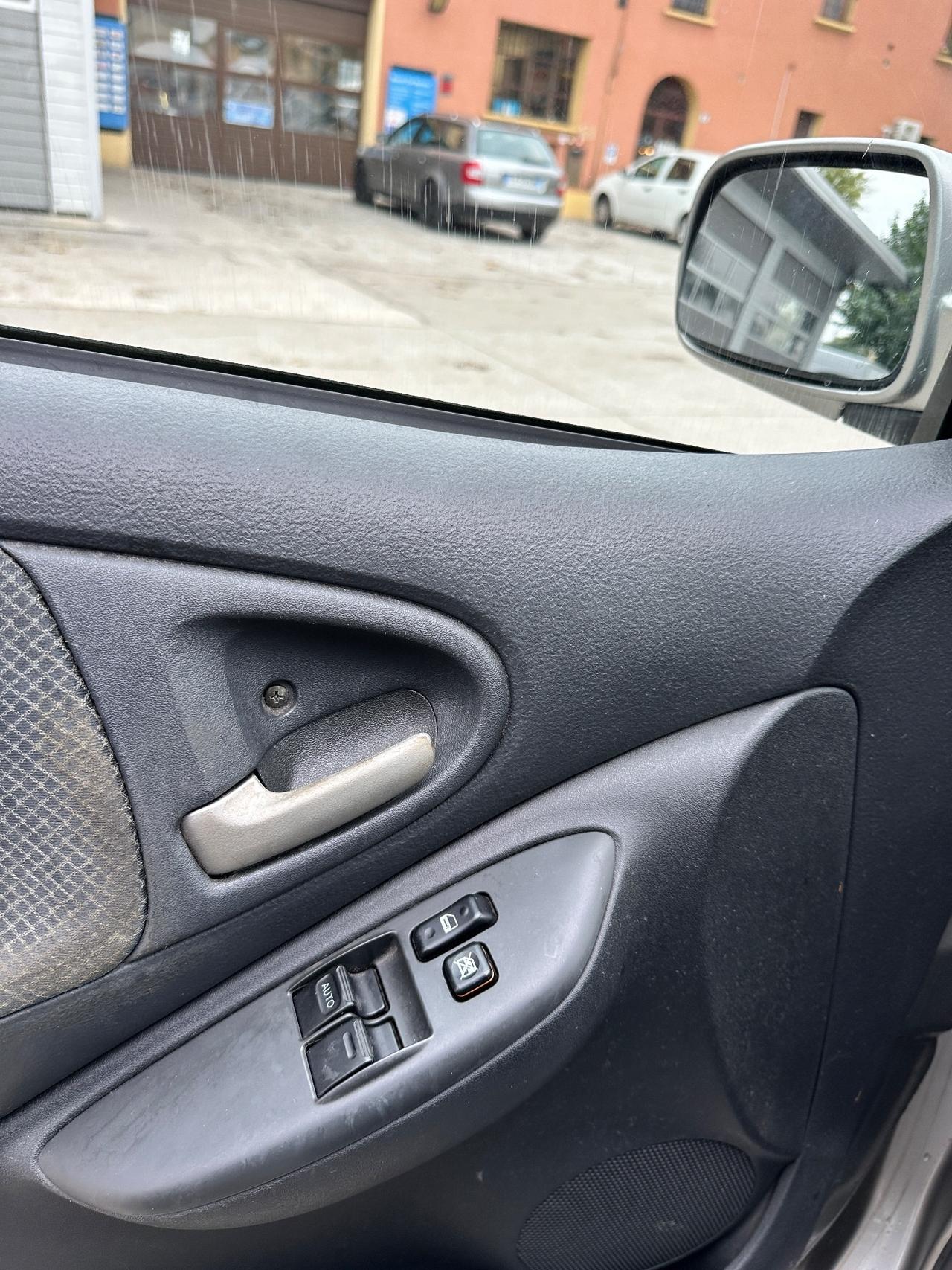 Toyota Yaris 1.0i 16V cat 5 porte Sol