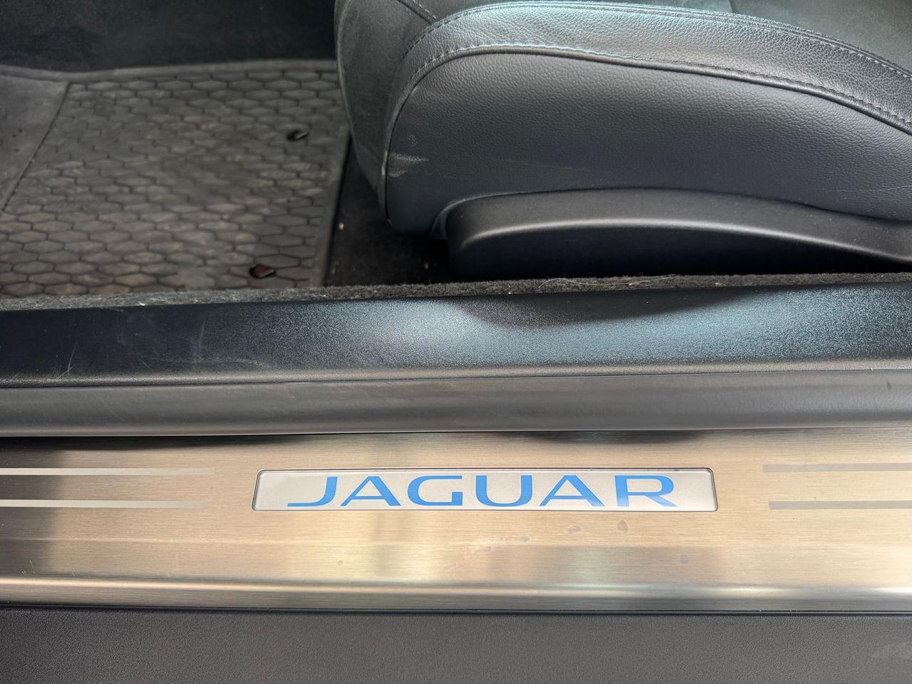 Jaguar F-Pace R-Dynamic Black 2.0 P 300
