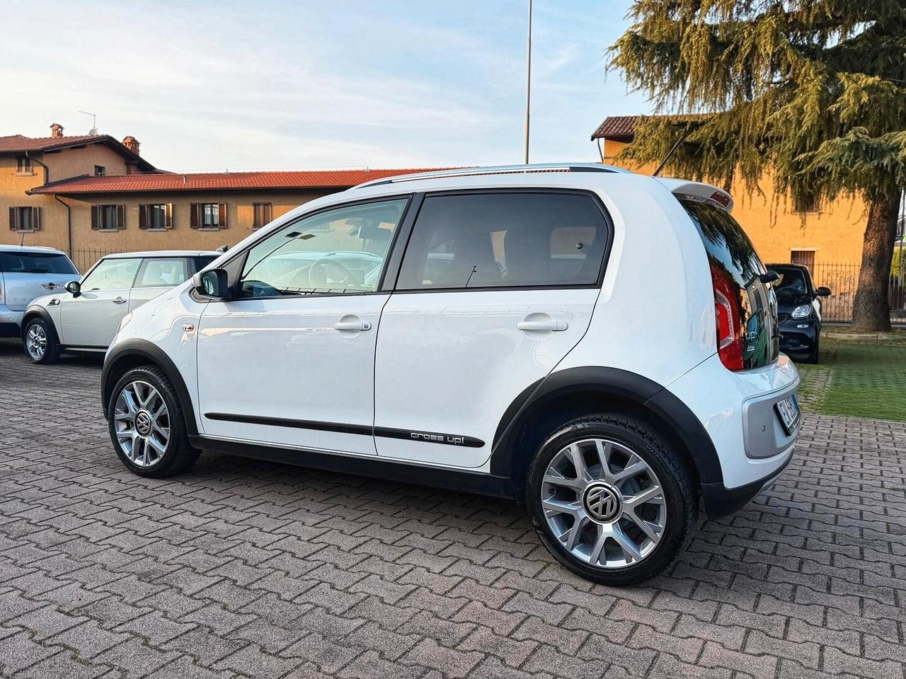 Volkswagen up! 1.0 75 CV 5p. cross OK NEOPATENTATI