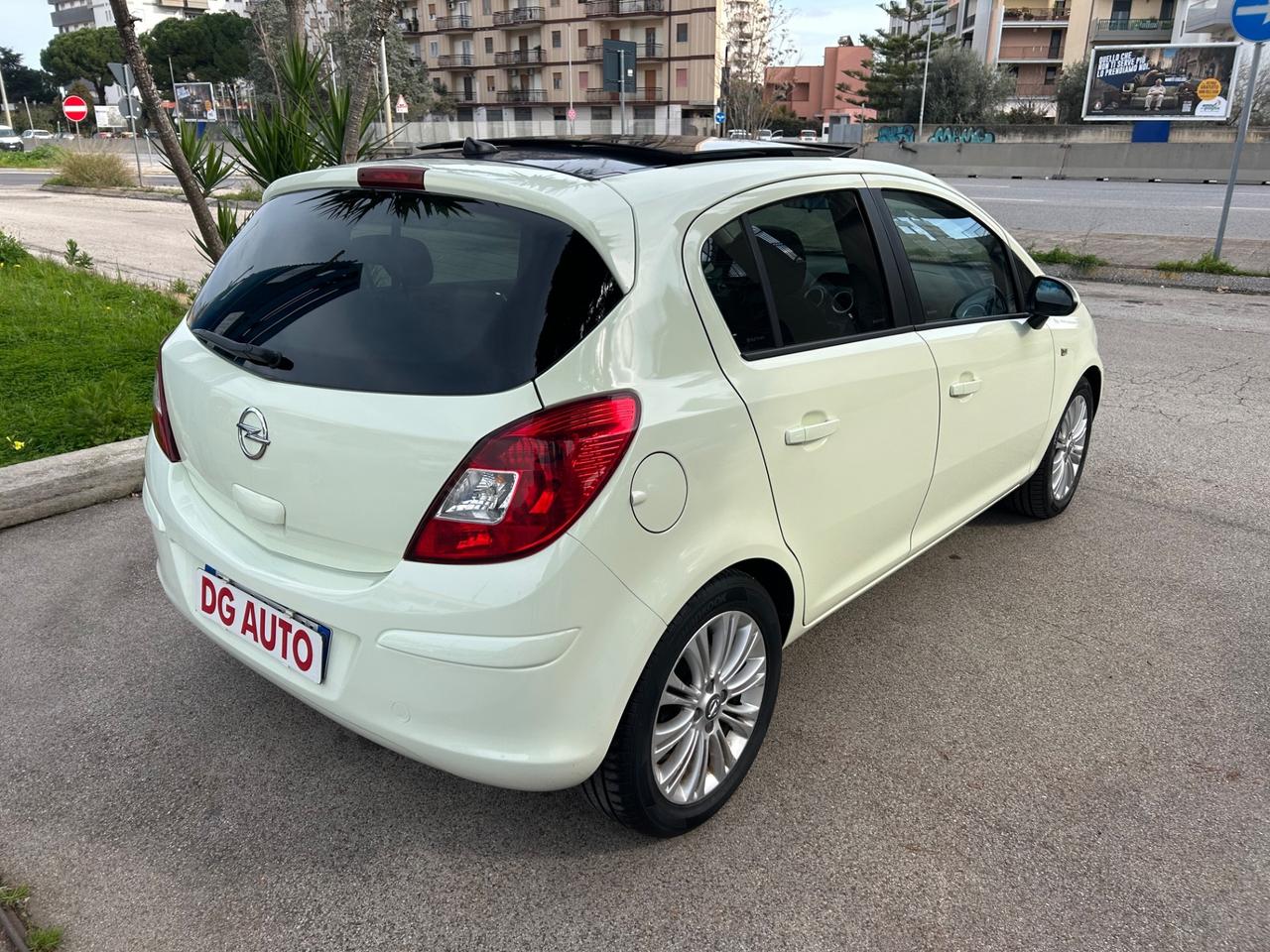 Opel Corsa 1.2 benzina 85 cavalli 2011 tetto apribile