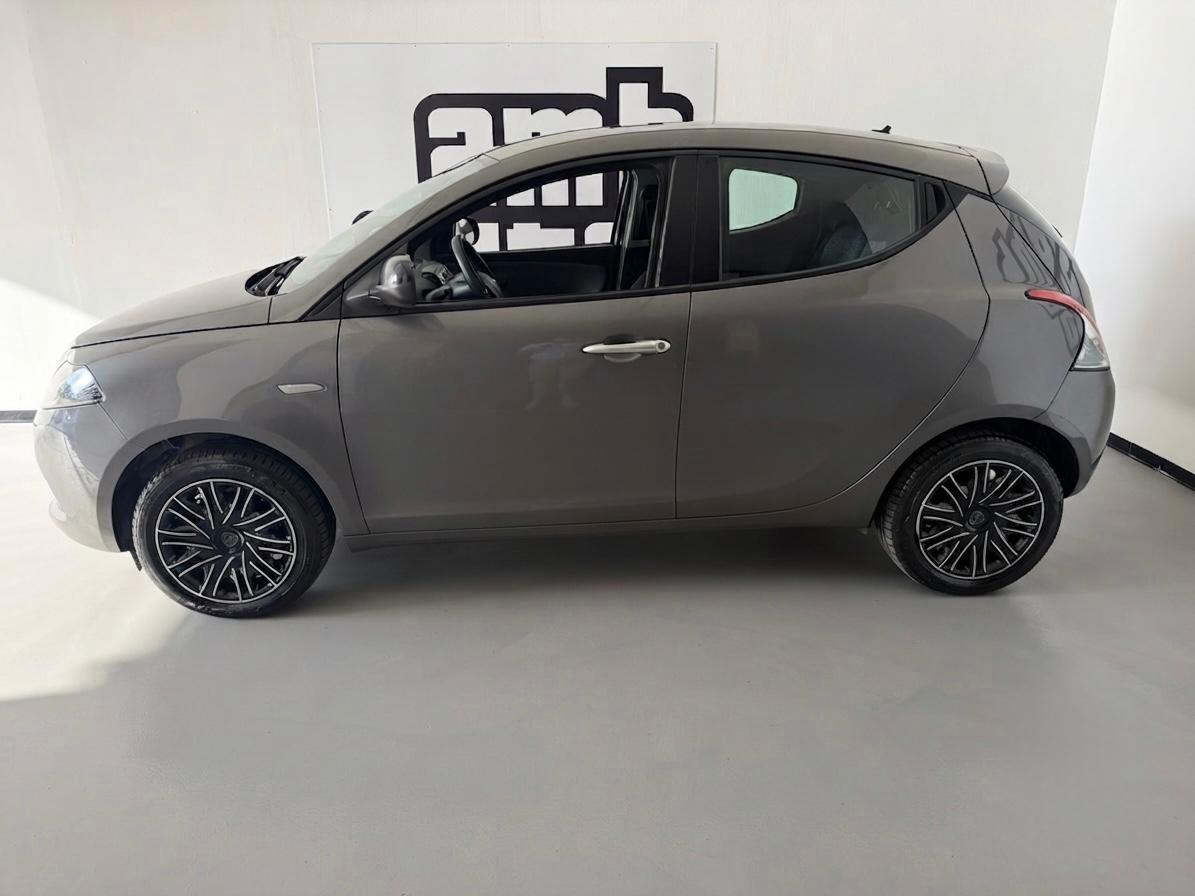 Lancia Ypsilon 5 porte Hybrid Silver