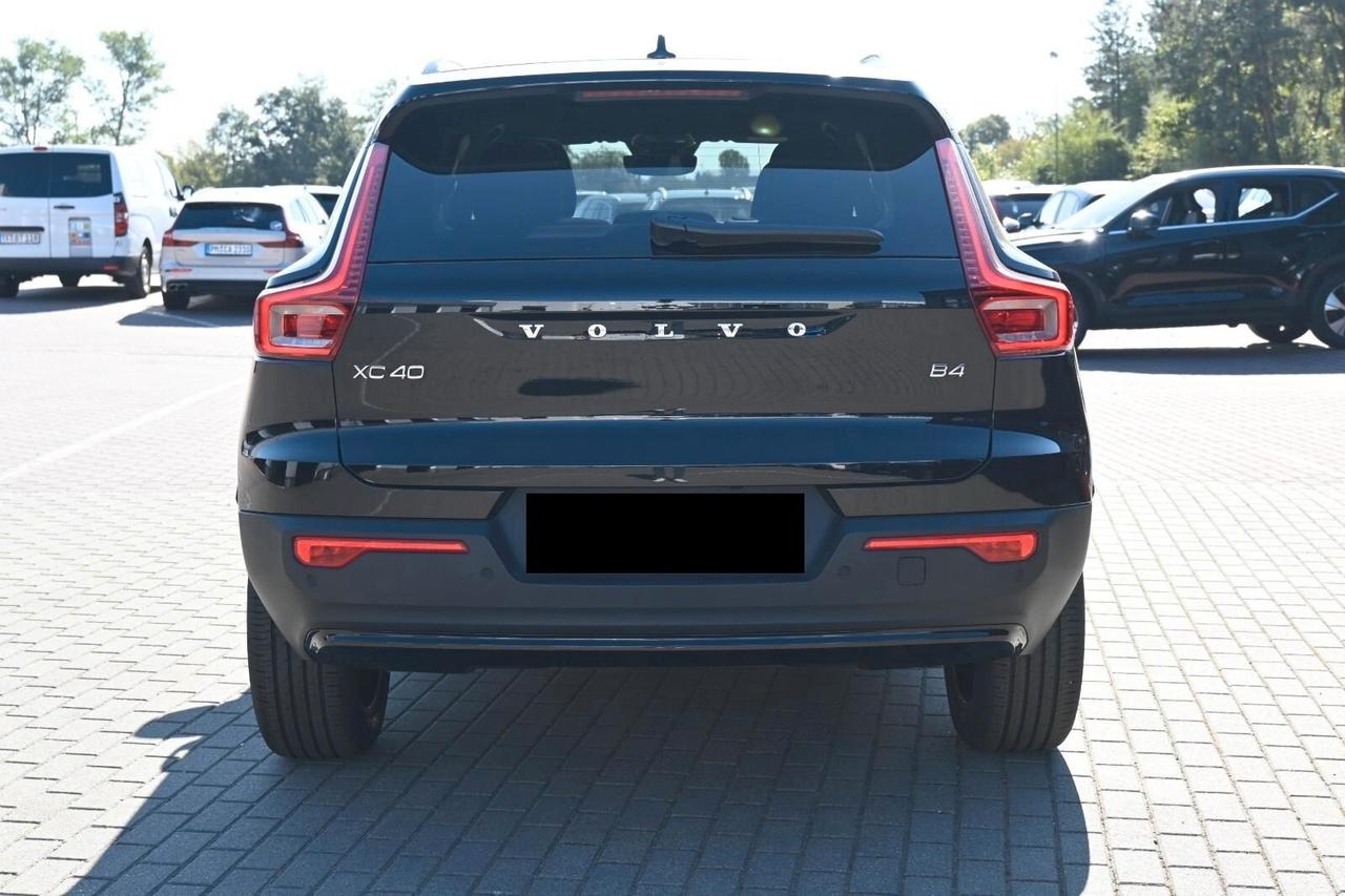 Volvo XC40 B4 automatico Ultra Dark