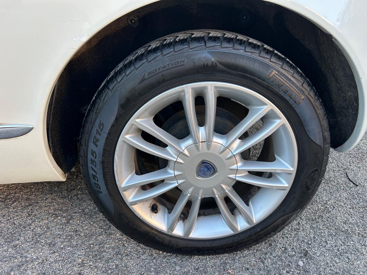 Lancia Ypsilon 1.3 MJT 75 CV Unyca