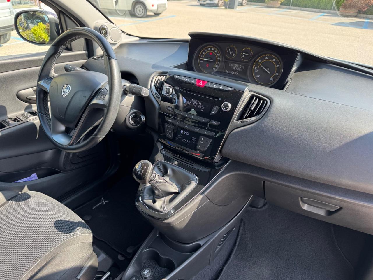 Lancia Ypsilon 1.3 MJT 16V 95 CV 5 porte S&S MOMO DESIGNE