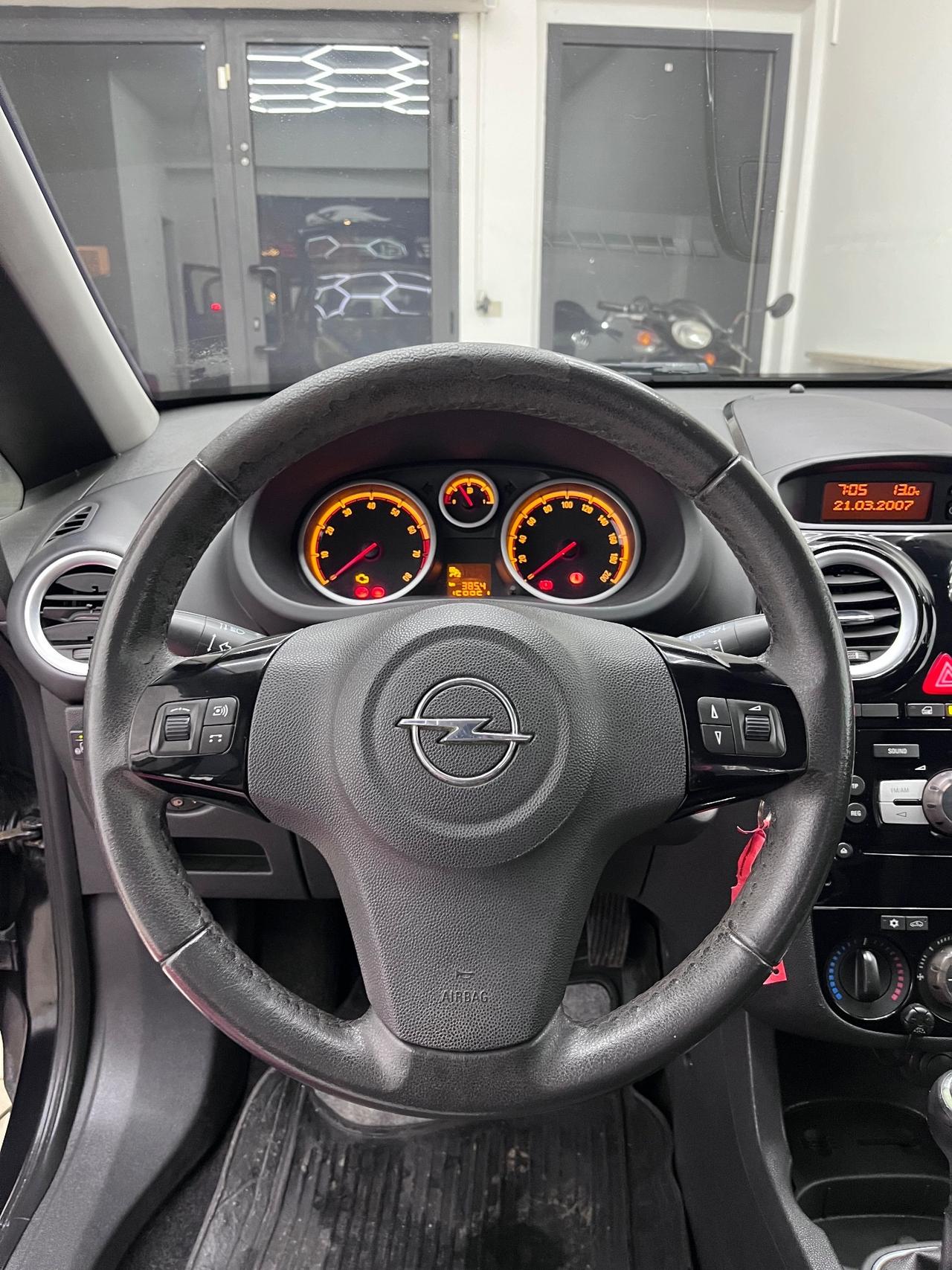 Opel Corsa 1.4 16V 5 porte Cosmo