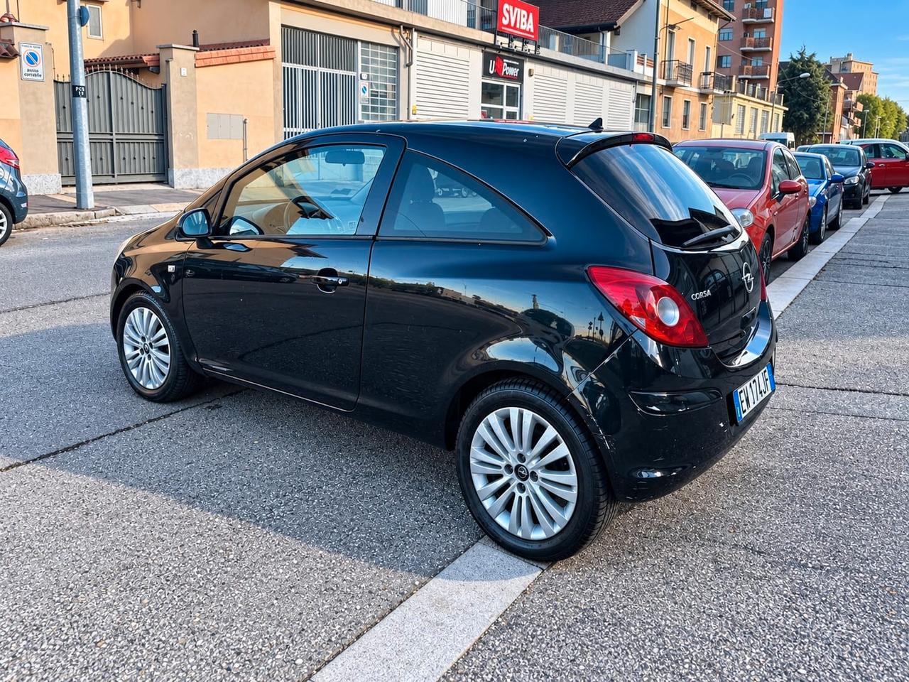 Opel Corsa 1.2 3 porte b-color