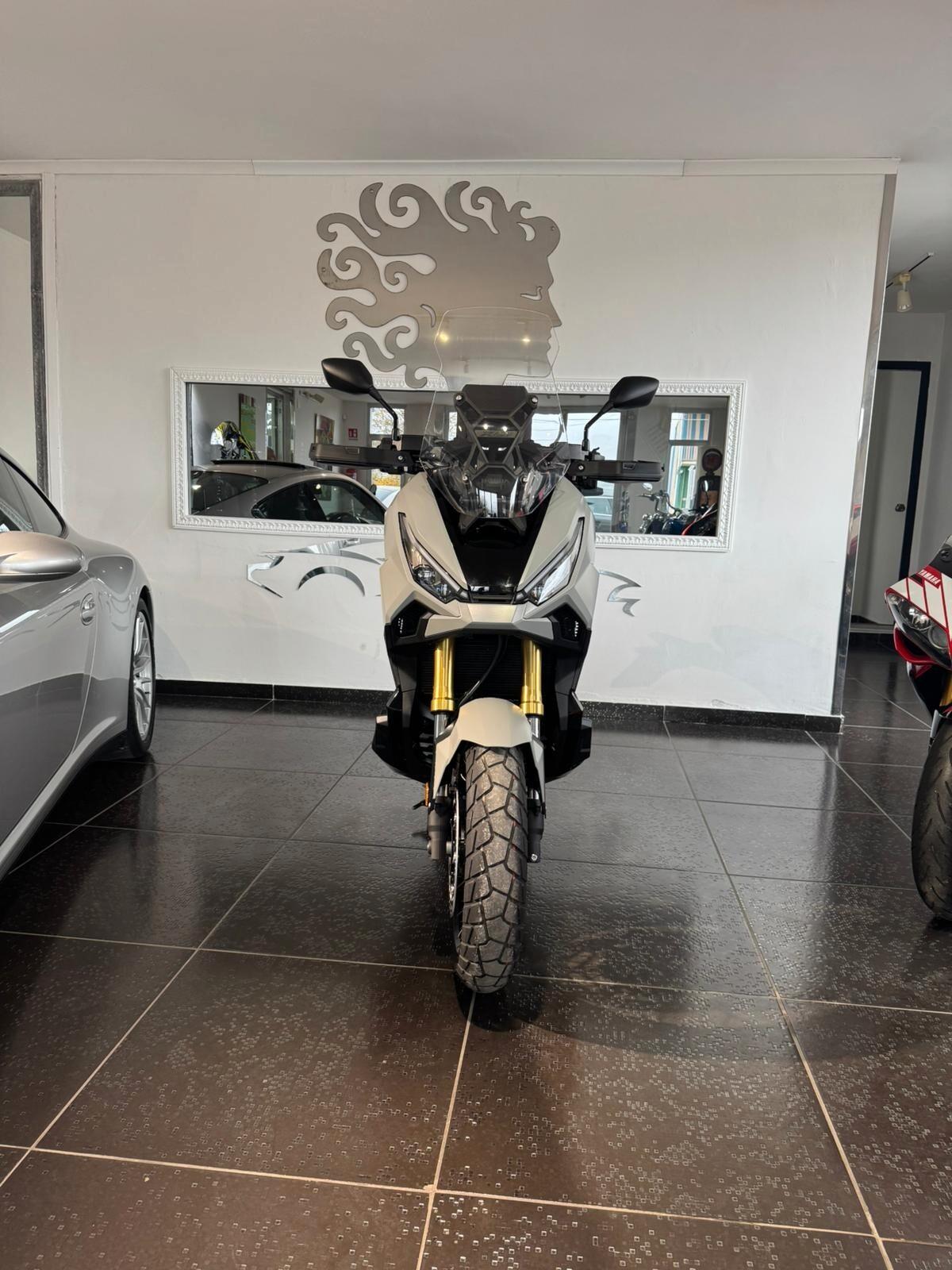 Honda X-ADV 750 soli 900km