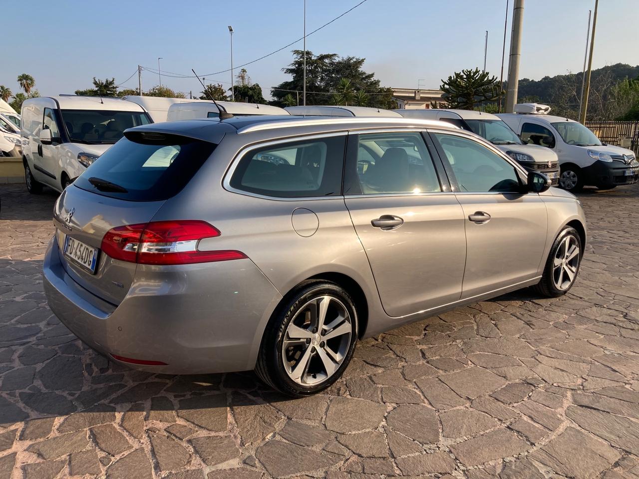 Peugeot 308 BlueHDi 120 S&S SW Allure ( Gancio Traino)
