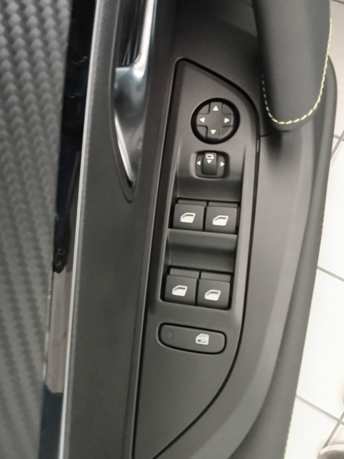 Peugeot 2008 Hybrid 145 e-DCS6 GT