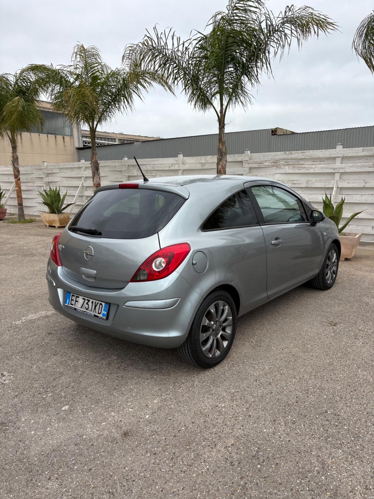 Opel Corsa 1.2 benzina 3 porte