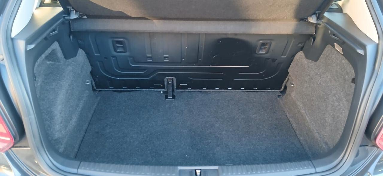 Volkswagen Polo 1.0 MPI 5P Trendline - 2014