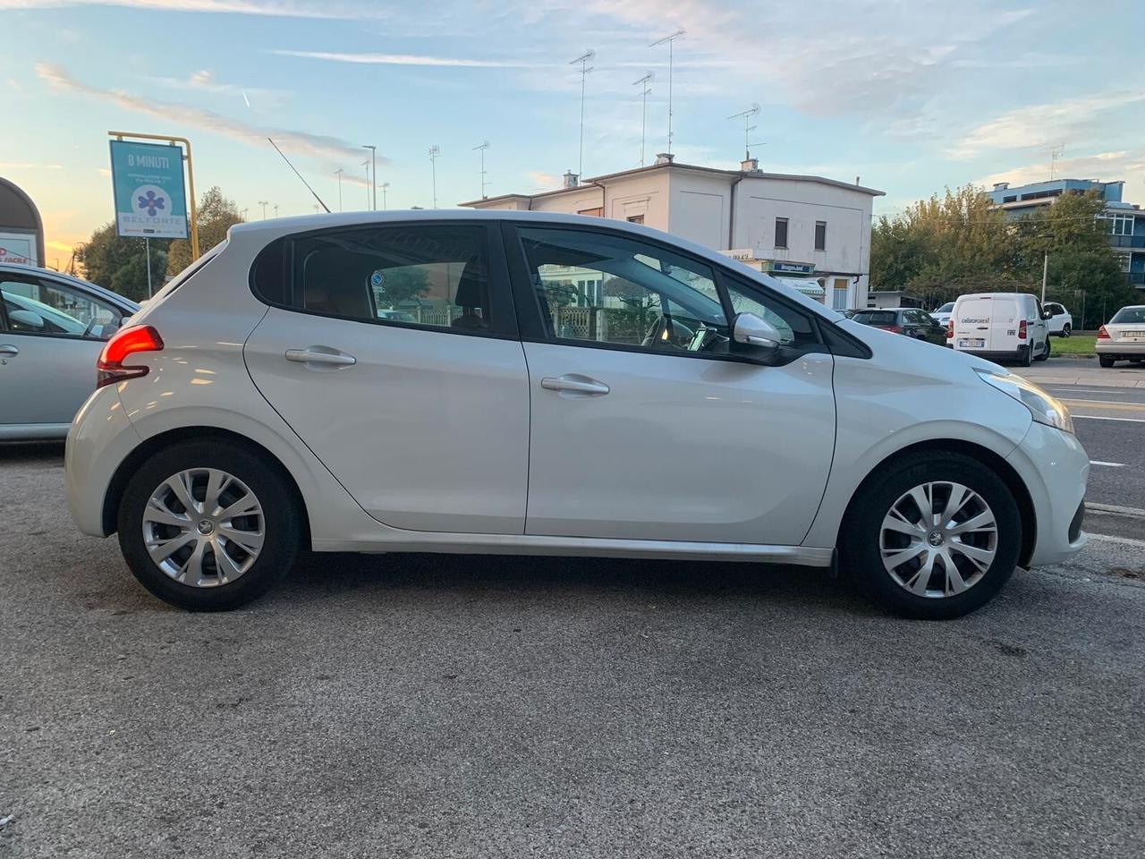 Peugeot 208 5 porte NEOPATENTATI