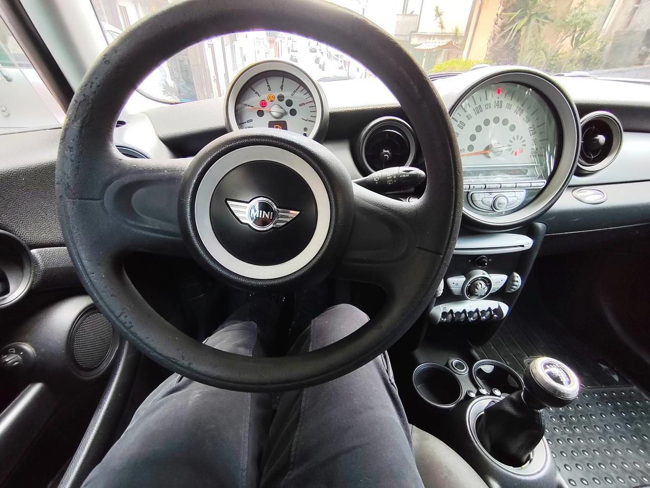 Mini 1.6 16V Cooper D 2010 Leggi