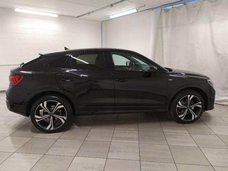 Audi Q3 Sportback 35 2.0 tdi Identity Black s-tronic