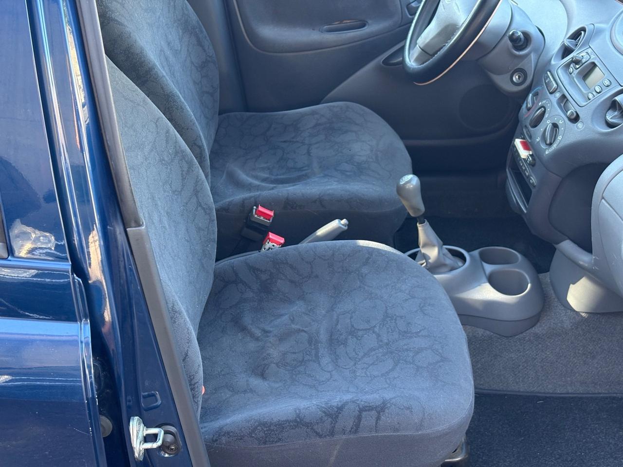 Toyota Yaris 1.0i 16V cat 5 porte Sol