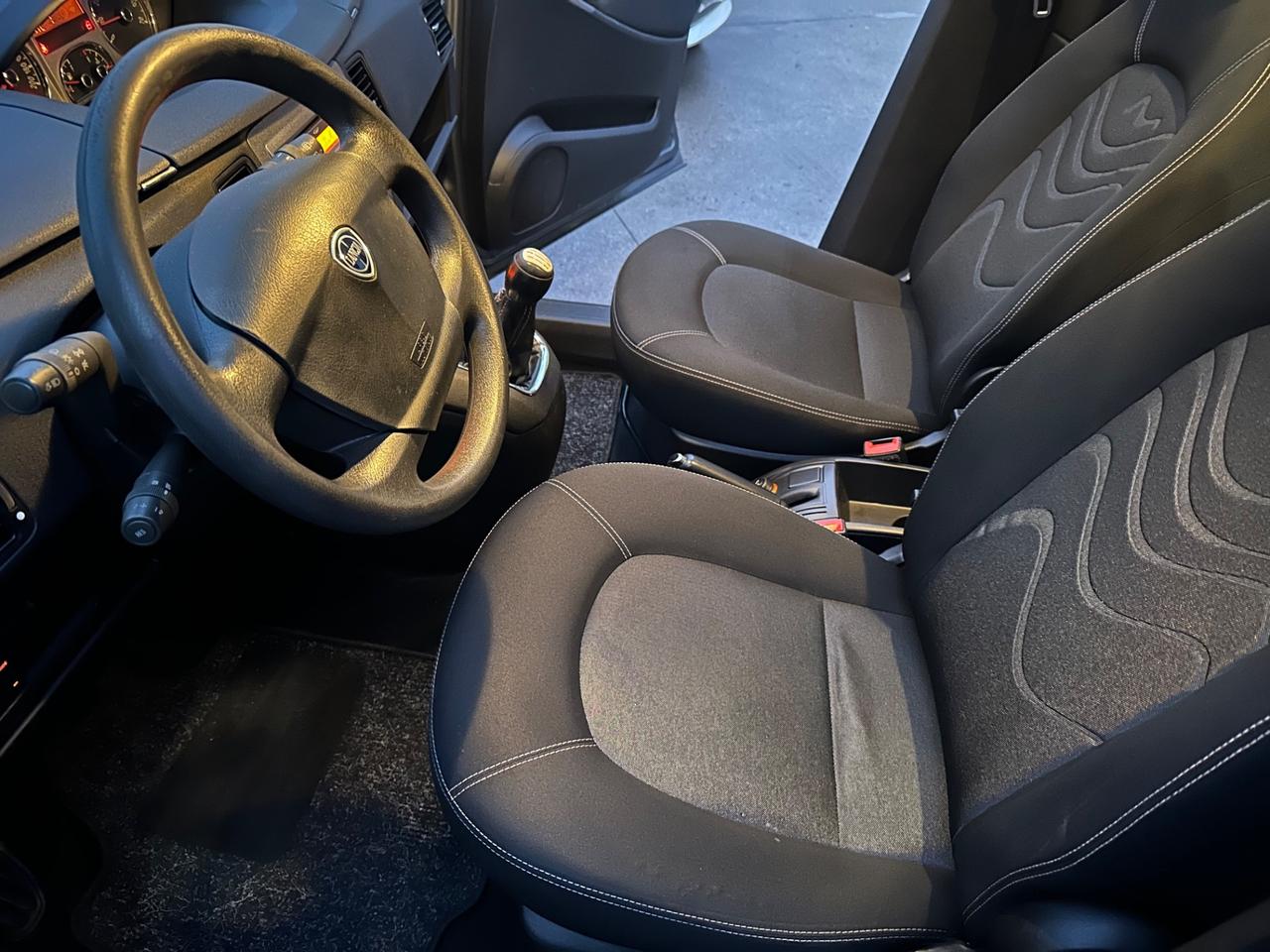 Lancia Ypsilon 1.3 MJT 75 CV Unyca