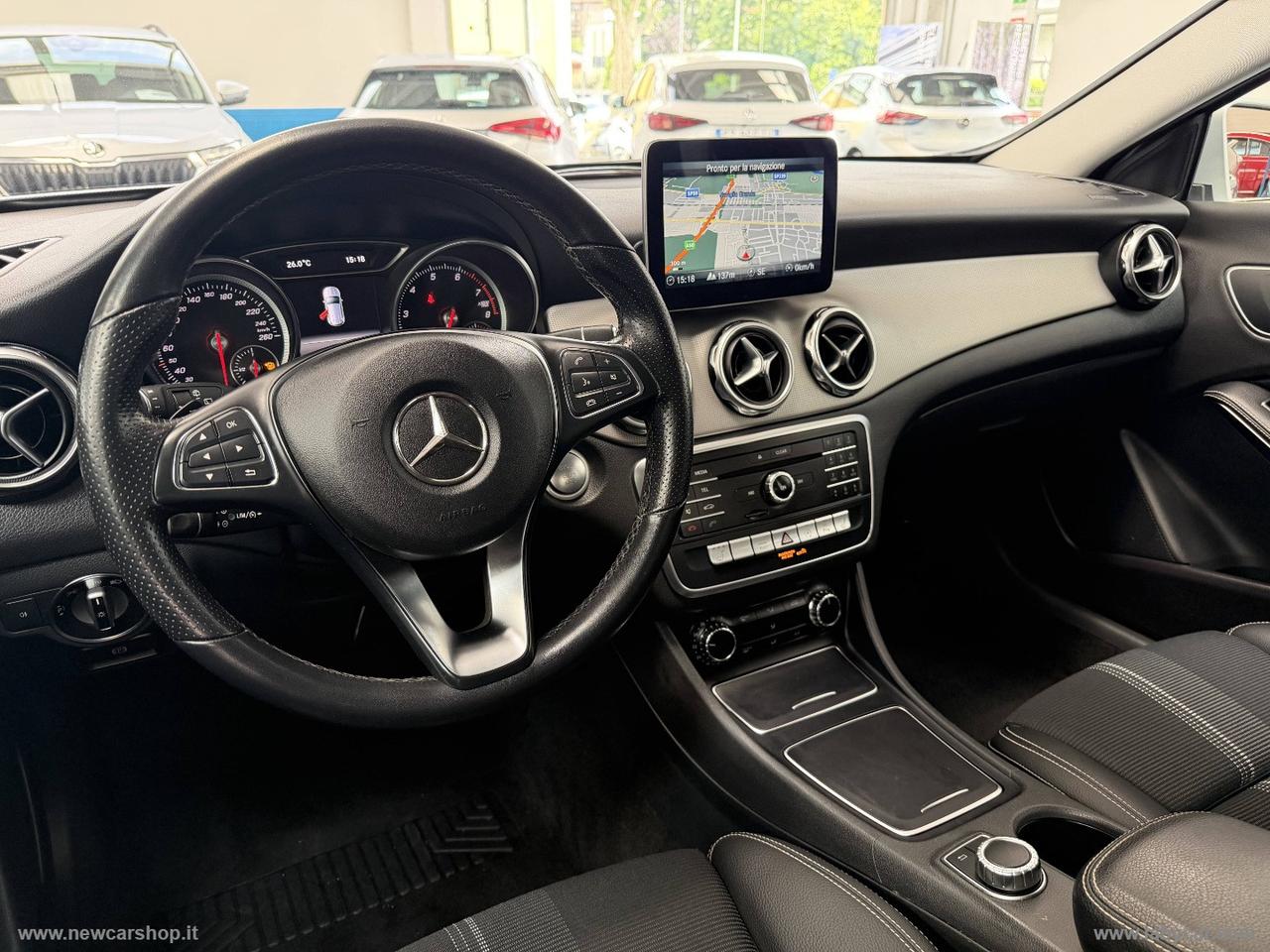 MERCEDES-BENZ GLA 180 Business