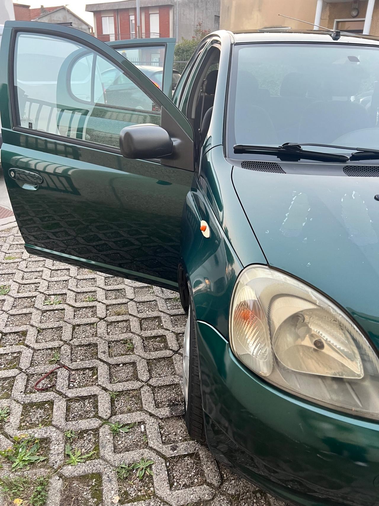 Toyota Yaris 1.0i 16V cat 5 porte Sol