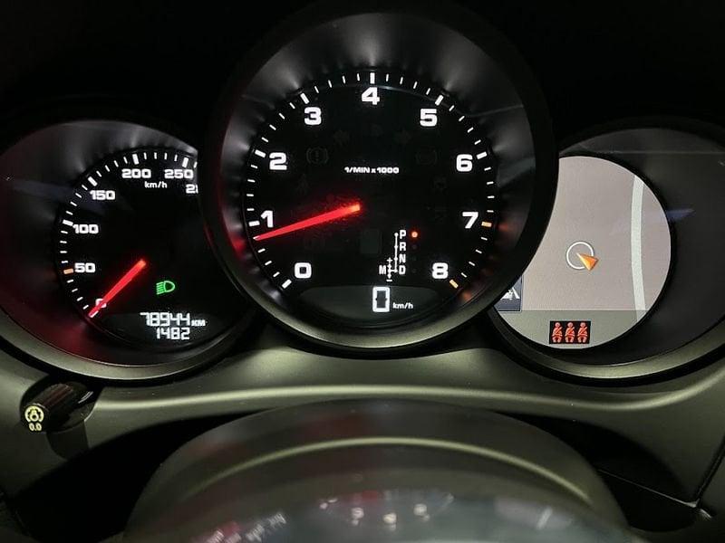 Porsche Macan 2.0 iva esposta