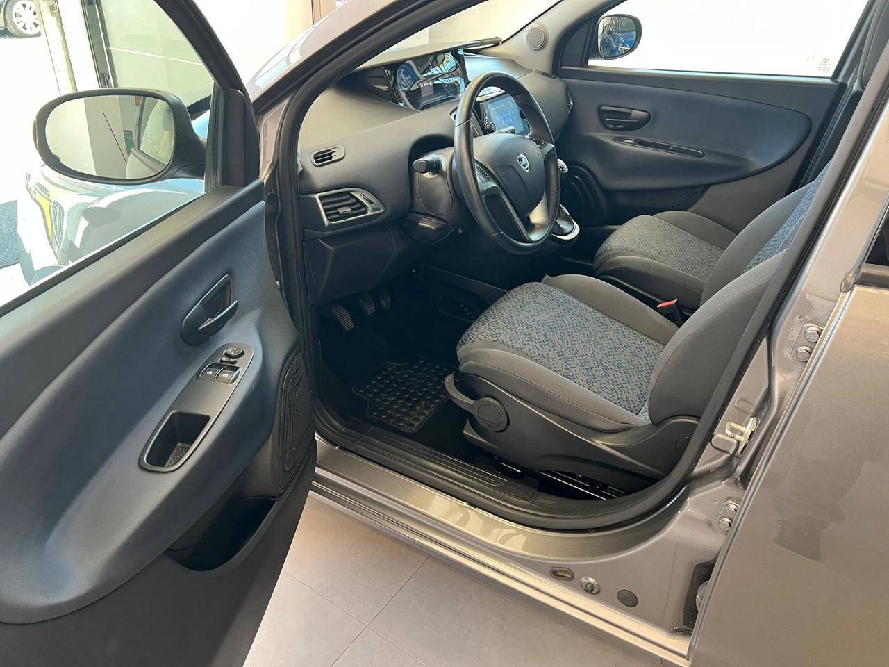 Lancia Ypsilon 1.0 FireFly 5 porte S&S Hybrid Ecochic Gold