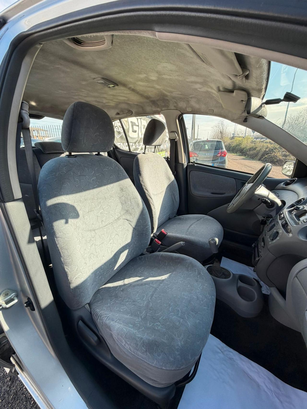 Toyota Yaris 1.0i 16V cat 5 porte Sol