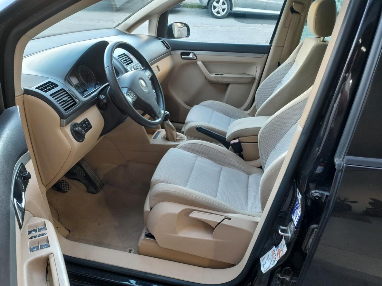 Volkswagen Touran 1.6 FSI Highline