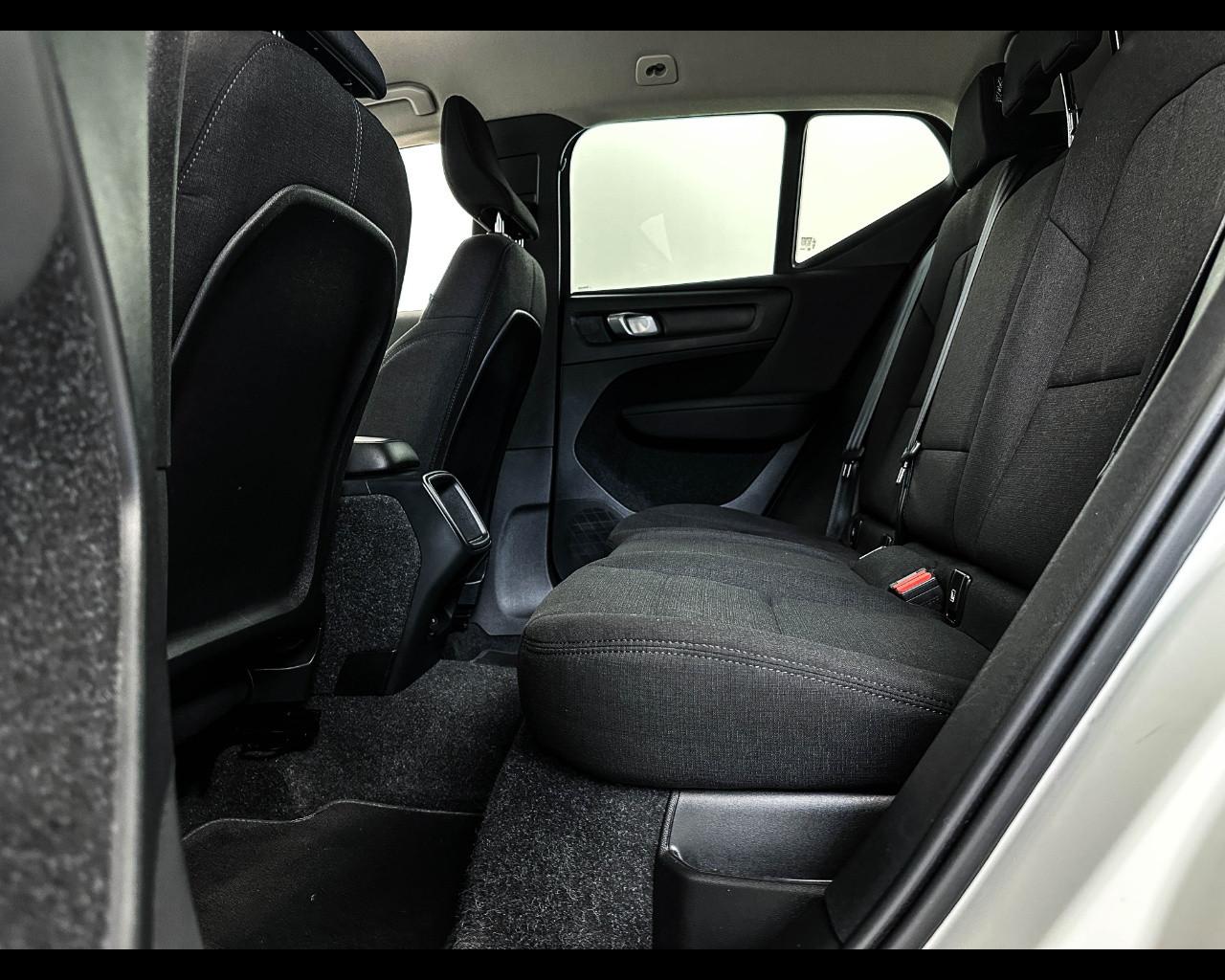 VOLVO XC40 (2017-->) - XC40 T2 Geartronic Momentum